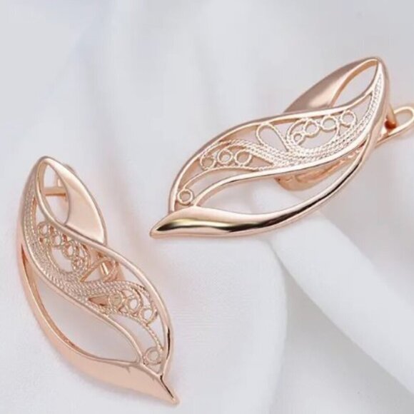 Dazzling Geometric Vintage Earrings with Hollow Leaf Floral Pattern - Picture 1 of 5